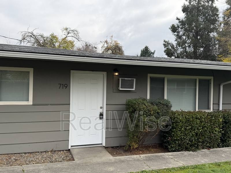 Apartment for rent at 719 SW Bridge St, Grants Pass, OR 97526