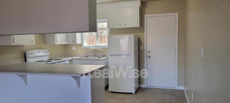 Apartment for rent at 719 SW Bridge St, Grants Pass, OR 97526