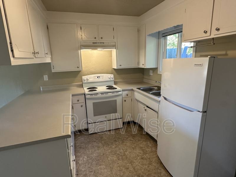 Apartment for rent at 719 SW Bridge St, Grants Pass, OR 97526