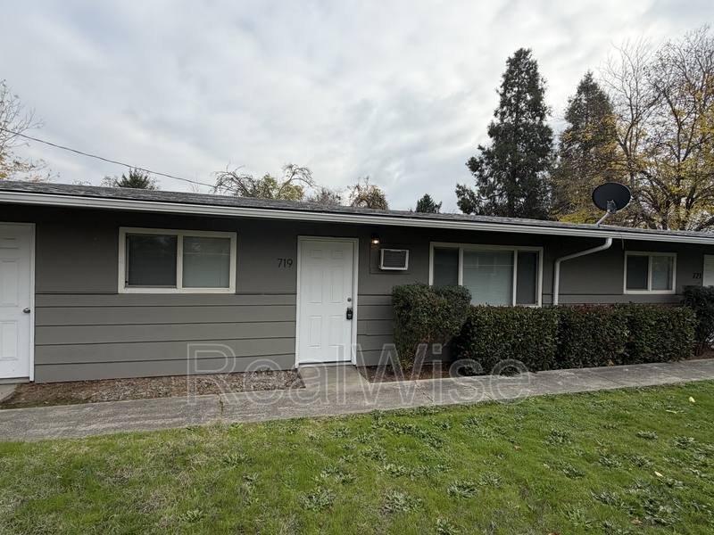 Apartment for rent at 719 SW Bridge St, Grants Pass, OR 97526