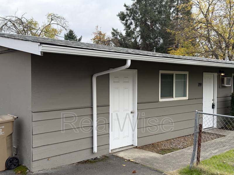 Apartment for rent at 719 SW Bridge St, Grants Pass, OR 97526