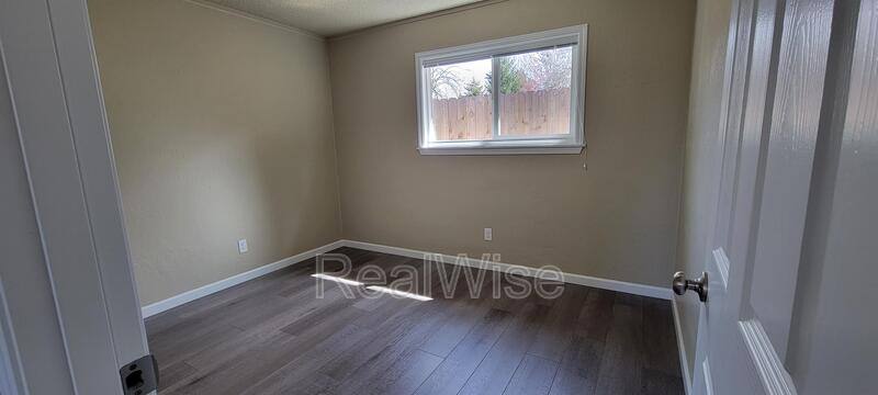 Apartment for rent at 719 SW Bridge St, Grants Pass, OR 97526