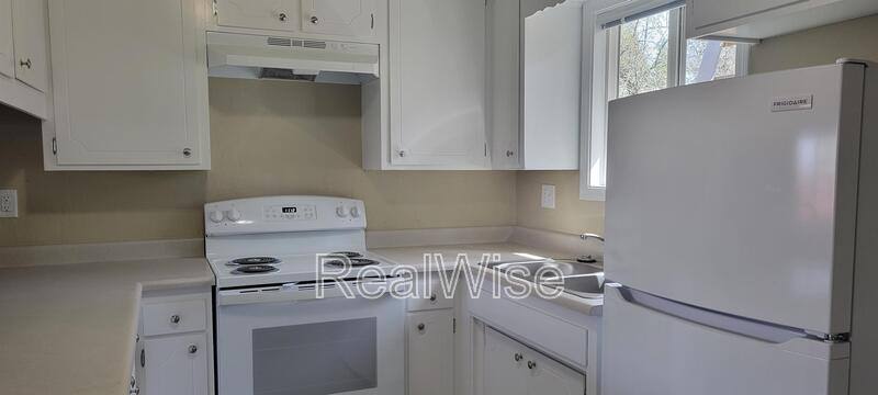 Apartment for rent at 719 SW Bridge St, Grants Pass, OR 97526