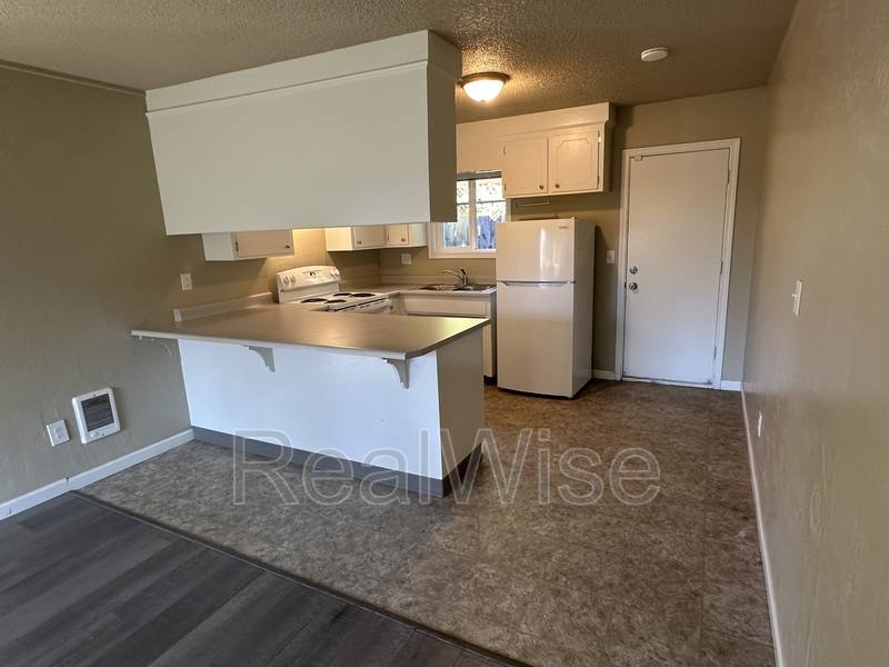 Apartment for rent at 719 SW Bridge St, Grants Pass, OR 97526