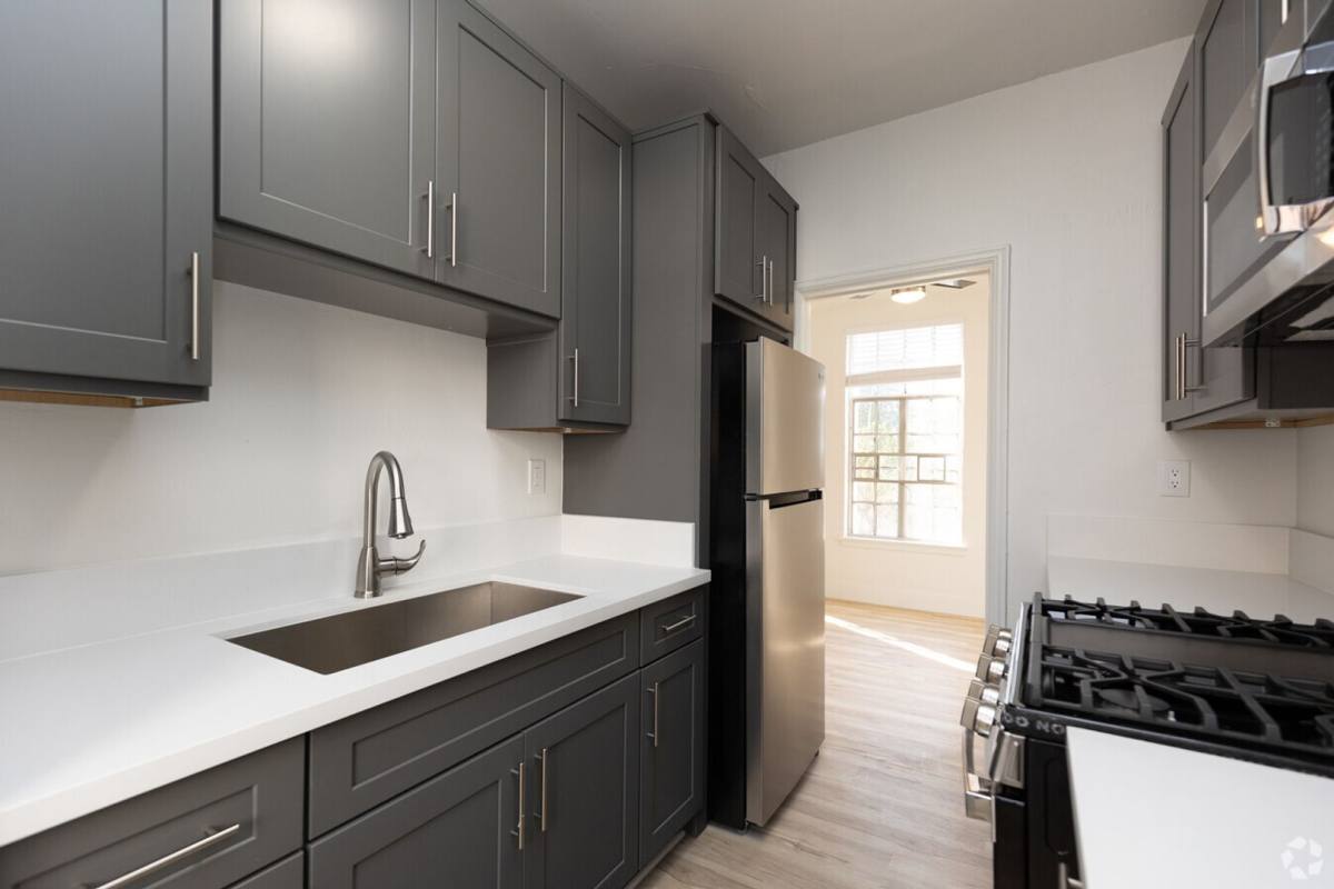 Apartment for rent at 530 S Kingsley, Los Angeles, CA 90020