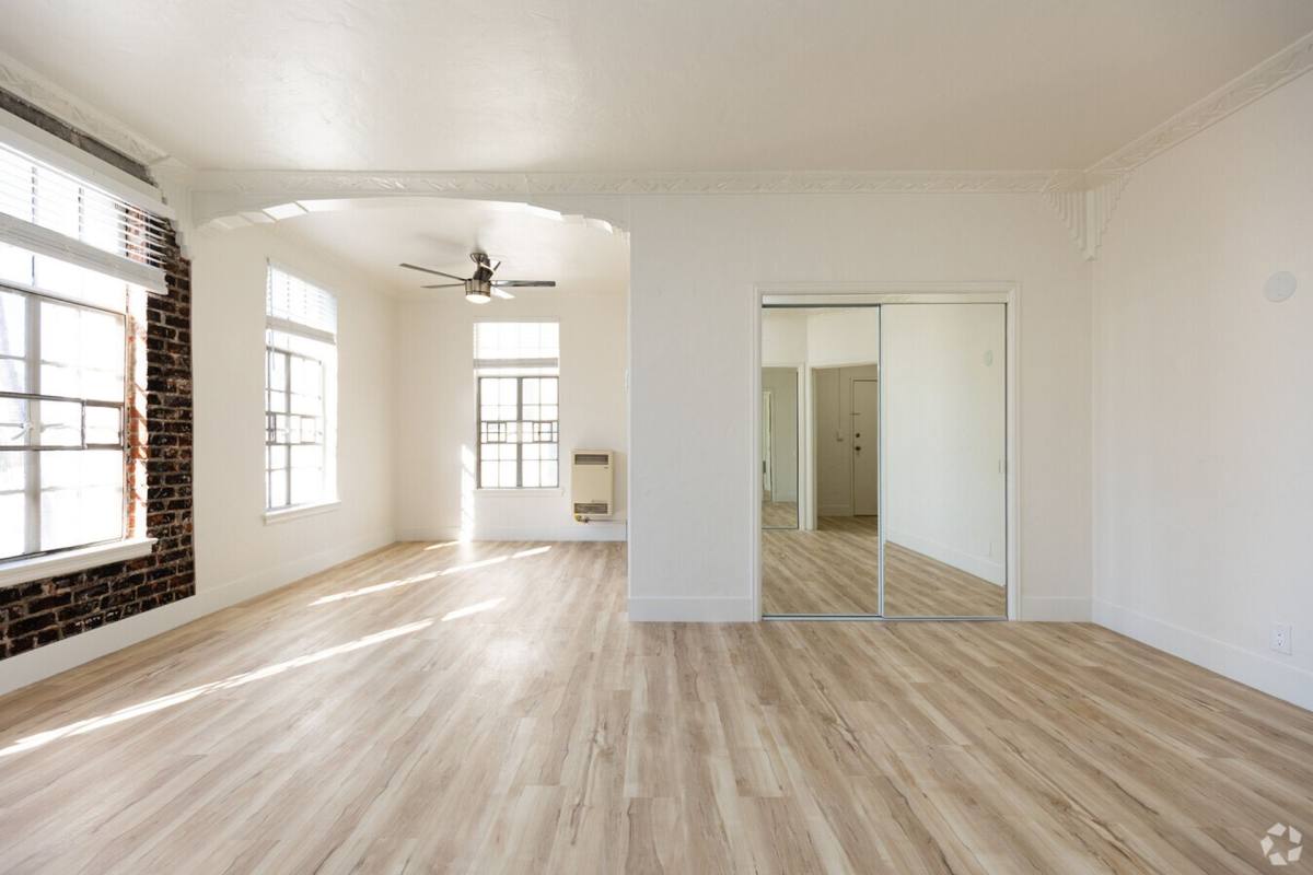 Apartment for rent at 530 S Kingsley, Los Angeles, CA 90020