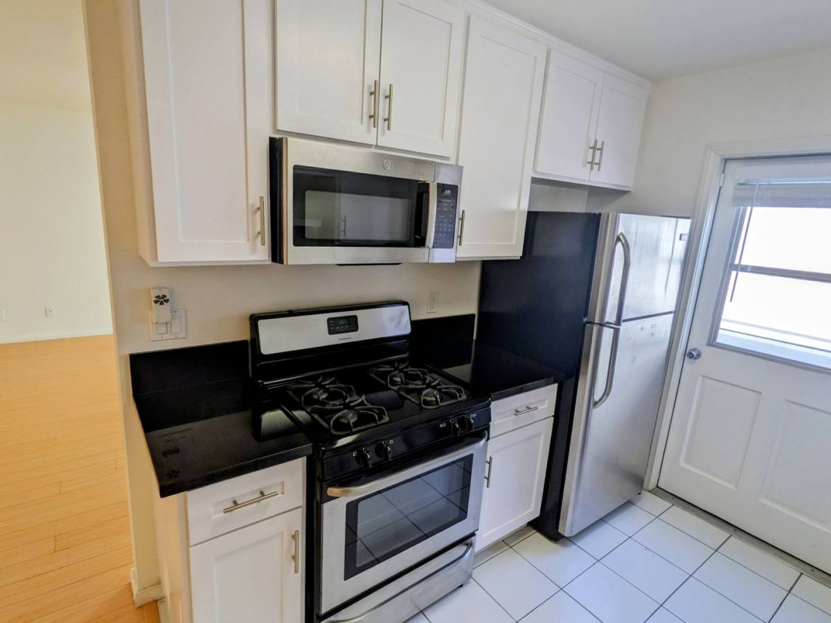 Apartment for rent at 11948 Darlington Ave, Los Angeles, CA 90049