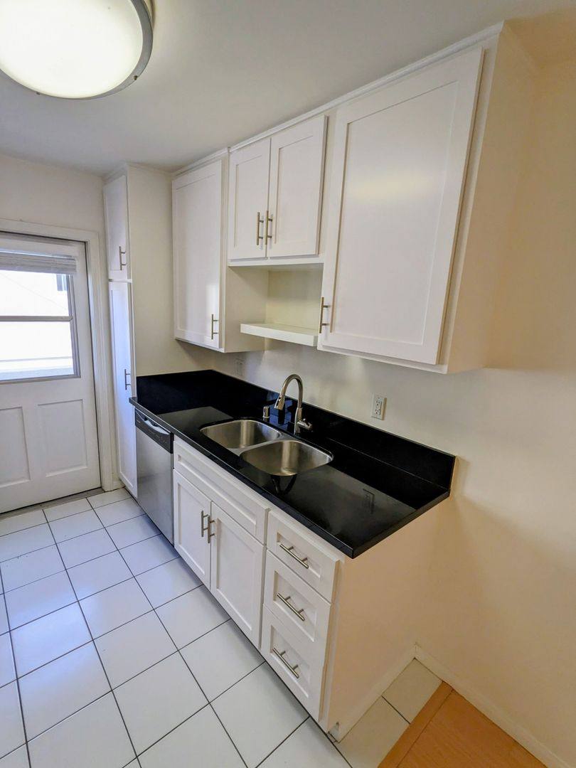 Apartment for rent at 11948 Darlington Ave, Los Angeles, CA 90049