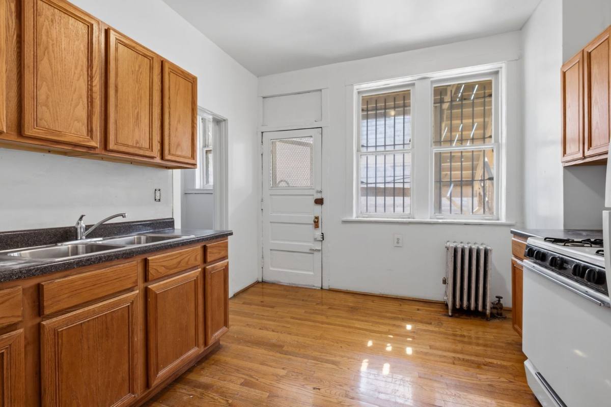 Apartment for rent at 3919-35 N Pine Grove Ave, Chicago, IL 60613