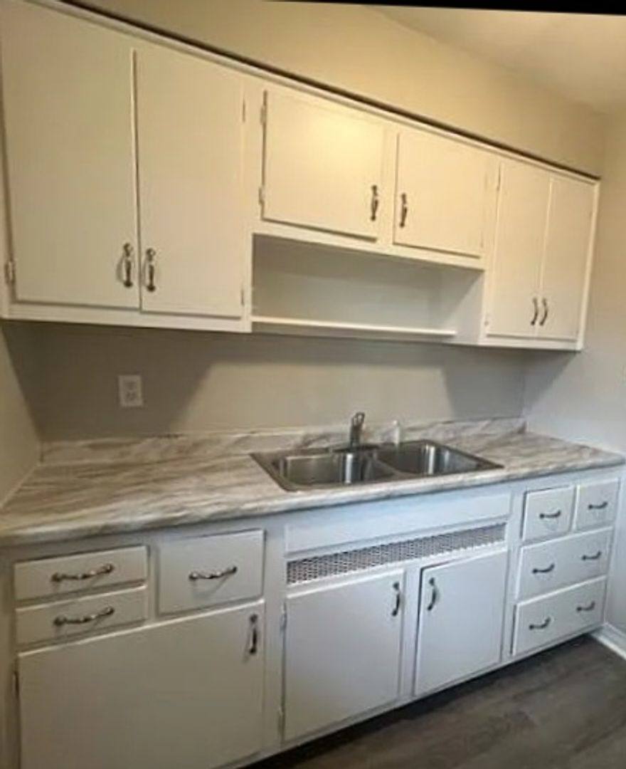Apartment for rent at 562 E Dr, Dayton, OH 45419