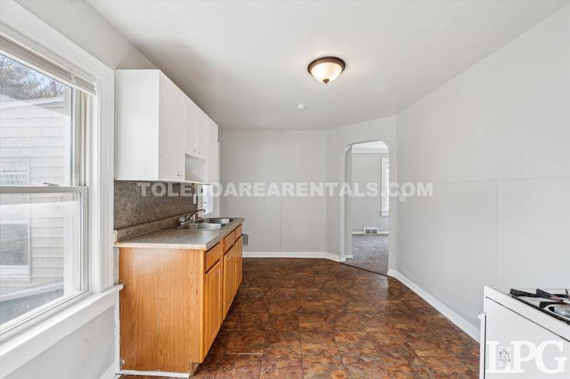 Apartment for rent at 340 E Lake St, Toledo, OH 43608