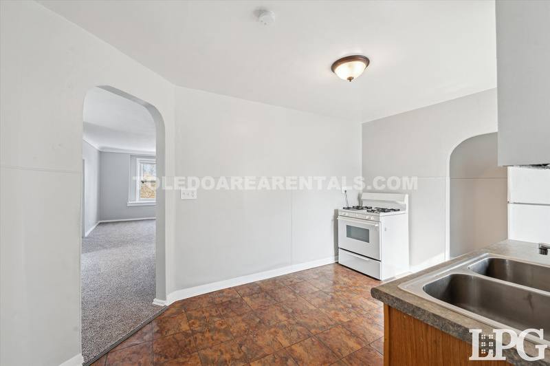 Apartment for rent at 340 E Lake St, Toledo, OH 43608