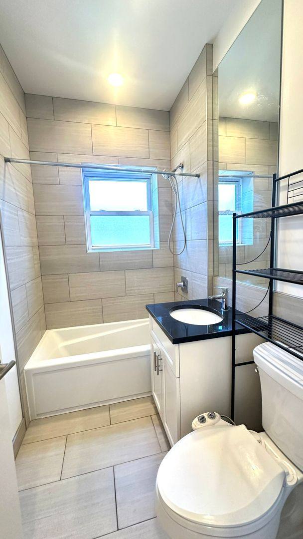 Apartment for rent at 6981 N Sheridan Rd, Chicago, IL 60626