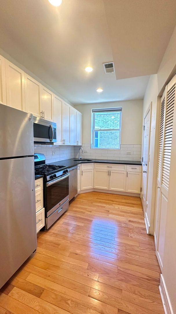 Apartment for rent at 6981 N Sheridan Rd, Chicago, IL 60626