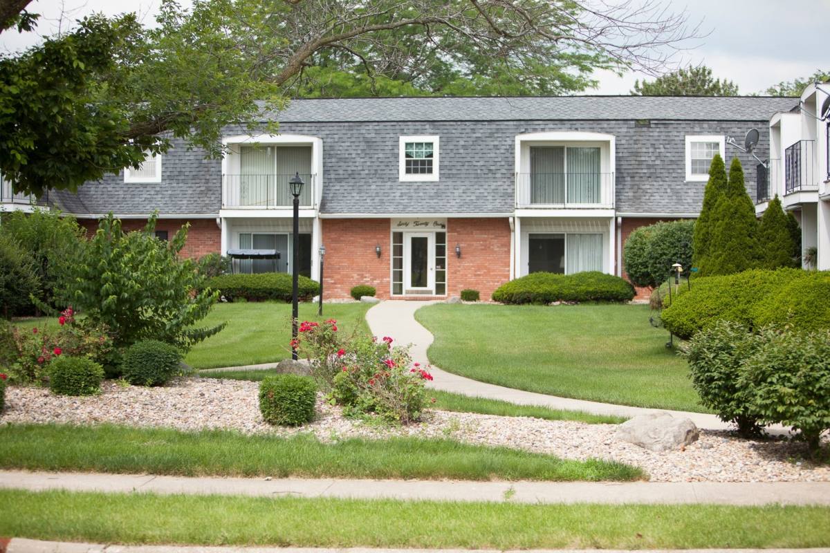 Apartment for rent at 6012 N Imperial Dr, Peoria, IL 61614