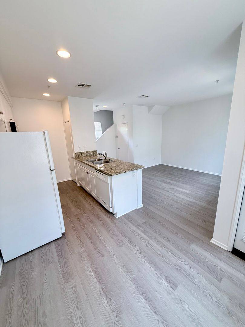 Apartment for rent at 6785 Knott Ave, Buena Park, CA 90620