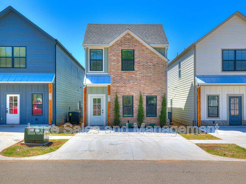 Townhouse for rent at 612 W 2nd St #100, Edmond, OK 73003