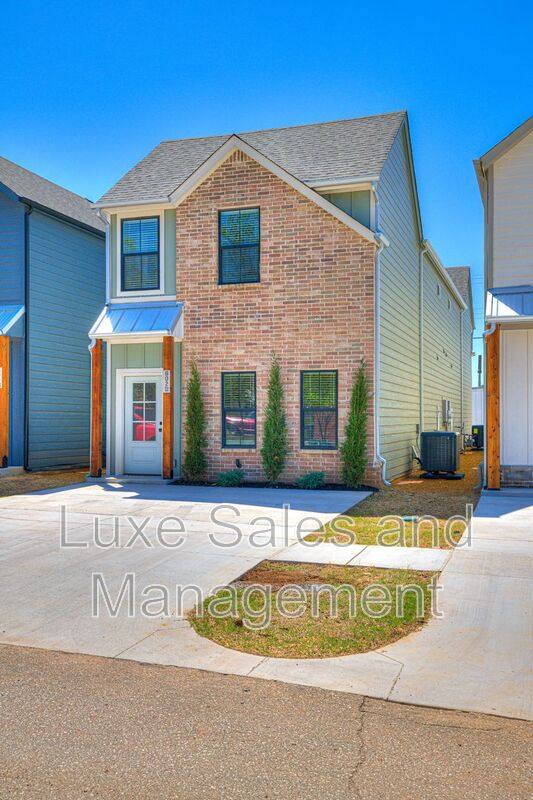 Townhouse for rent at 612 W 2nd St #100, Edmond, OK 73003