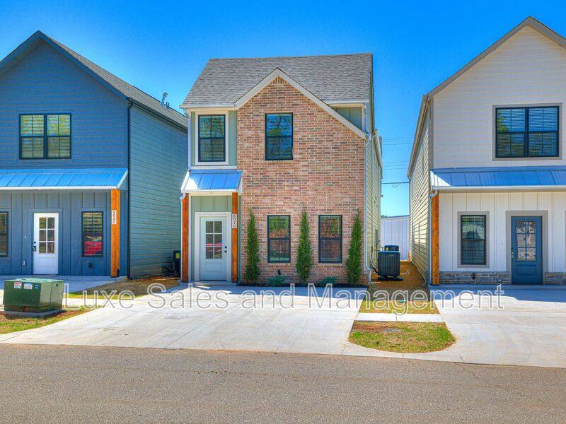 Townhouse for rent at 612 W 2nd St #100, Edmond, OK 73003