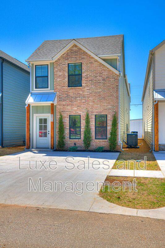 Townhouse for rent at 612 W 2nd St #100, Edmond, OK 73003