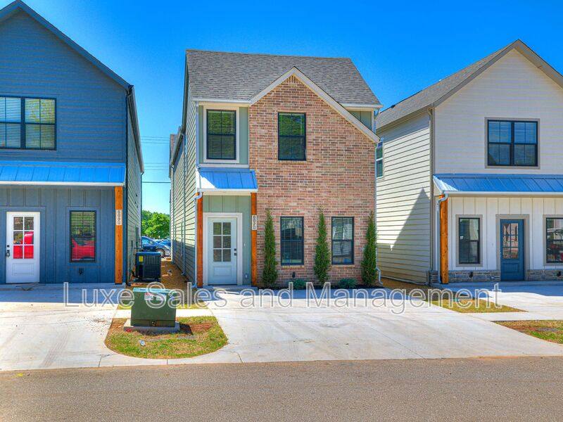 Townhouse for rent at 612 W 2nd St #100, Edmond, OK 73003
