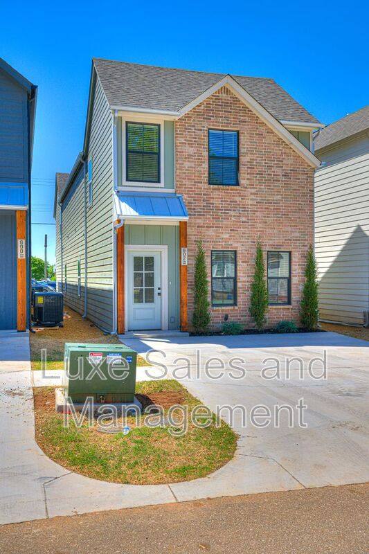 Townhouse for rent at 612 W 2nd St #100, Edmond, OK 73003