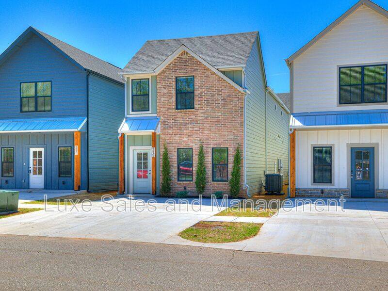 Townhouse for rent at 612 W 2nd St #100, Edmond, OK 73003