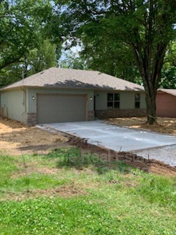 House for rent at 2028 S Lone Pine Ave, Springfield, MO 65804