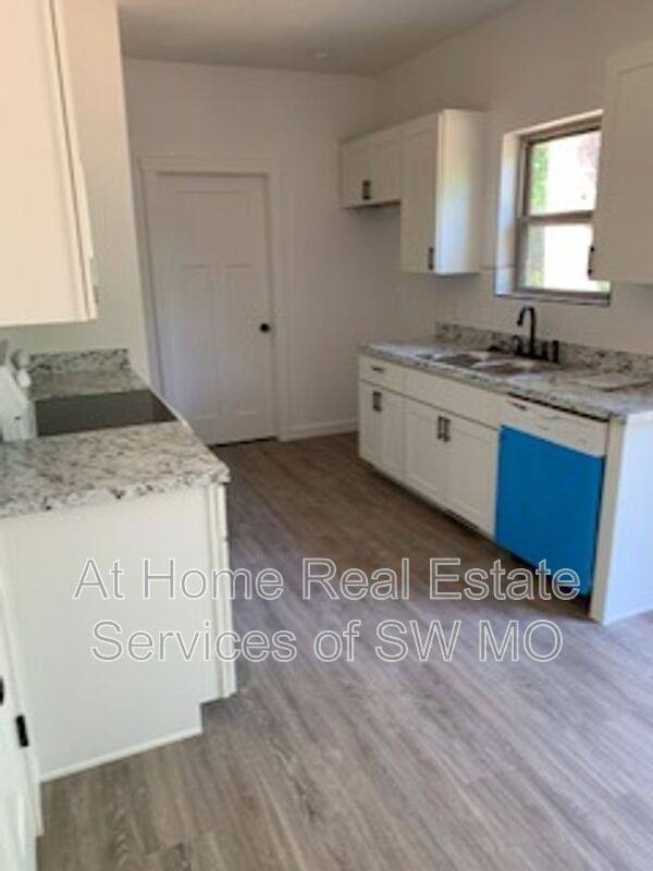 House for rent at 2028 S Lone Pine Ave, Springfield, MO 65804