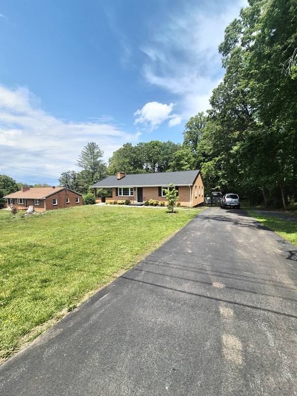 House for rent at 200 Wellview Dr, Madison Heights, VA 24572
