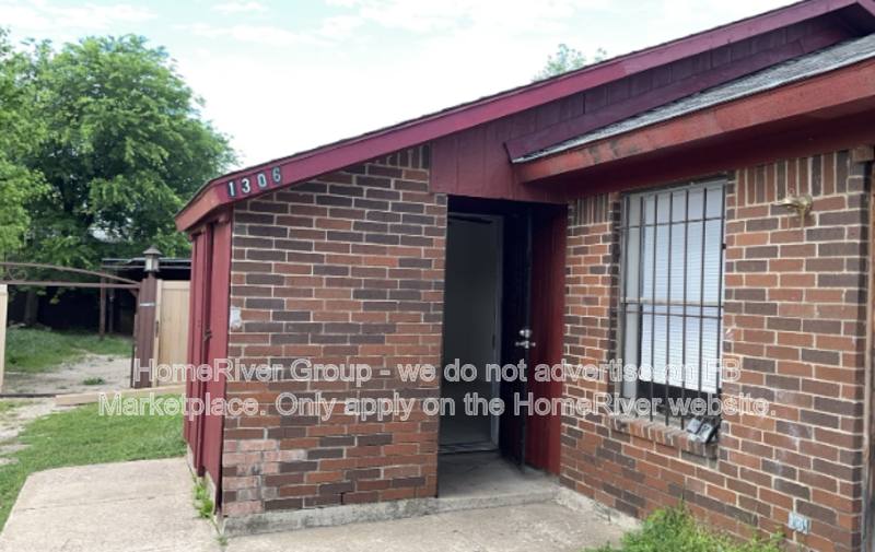 Apartment for rent at 1306 Meriweather Ave, Fort Worth, TX 76115