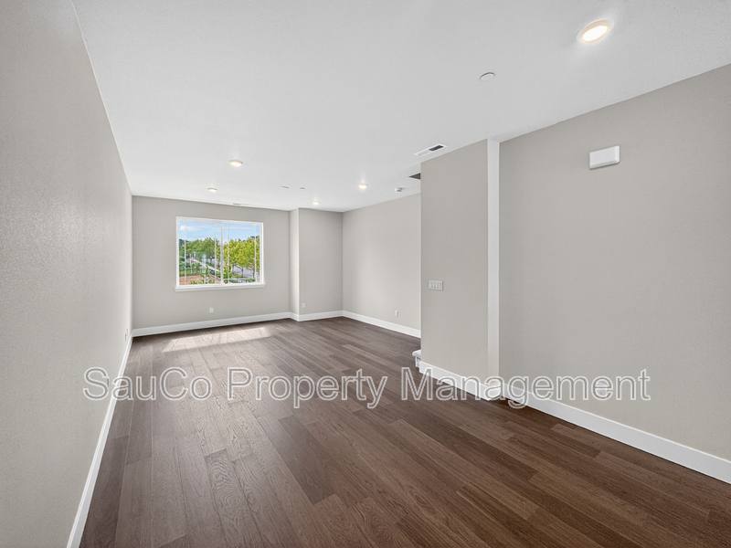 Townhouse for rent at 7513 NW Eleanor Ave, Portland, OR 97229