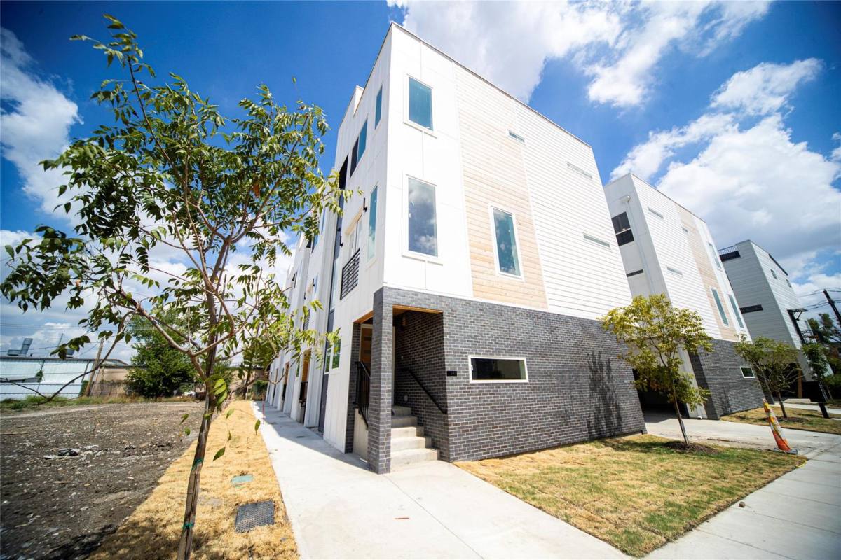 Townhouse for rent at 244 Urbane Crest Dr, Fort Worth, TX 76107