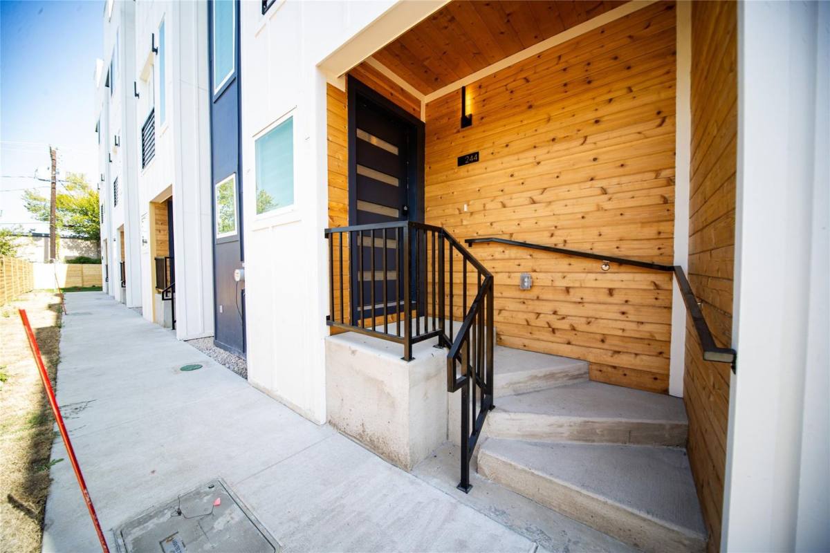 Townhouse for rent at 244 Urbane Crest Dr, Fort Worth, TX 76107