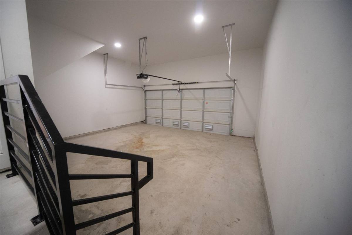 Townhouse for rent at 244 Urbane Crest Dr, Fort Worth, TX 76107