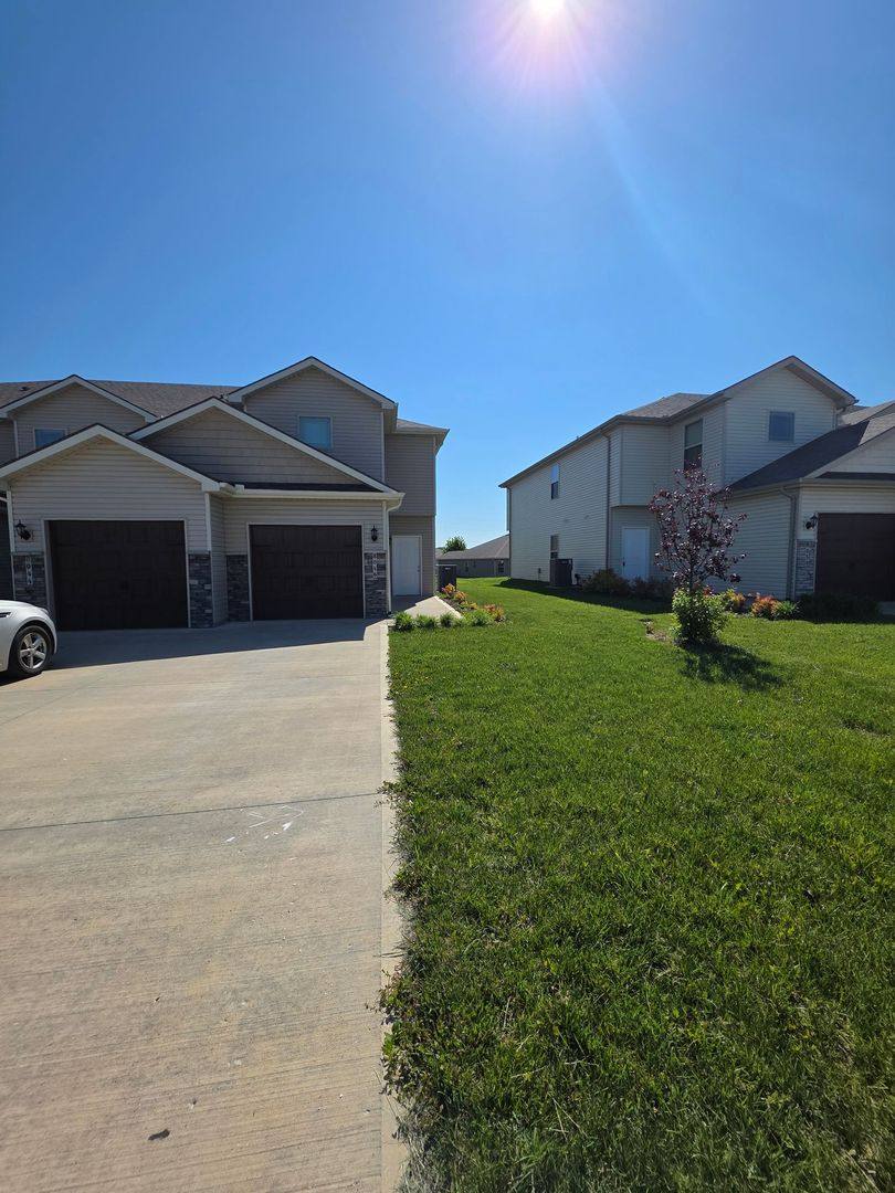 Townhouse for rent at 8046 SW 4th St, Blue Springs, MO 64014