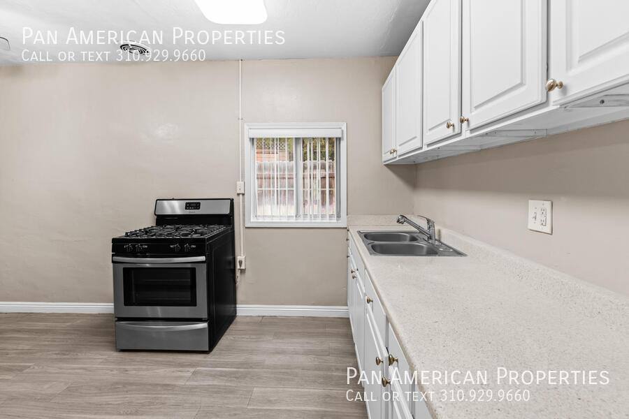 Townhouse for rent at 1543150 Van Buren, Midway City, CA 92655