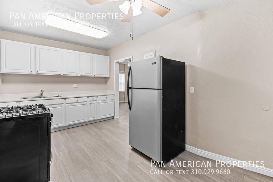 Townhouse for rent at 1543150 Van Buren, Midway City, CA 92655