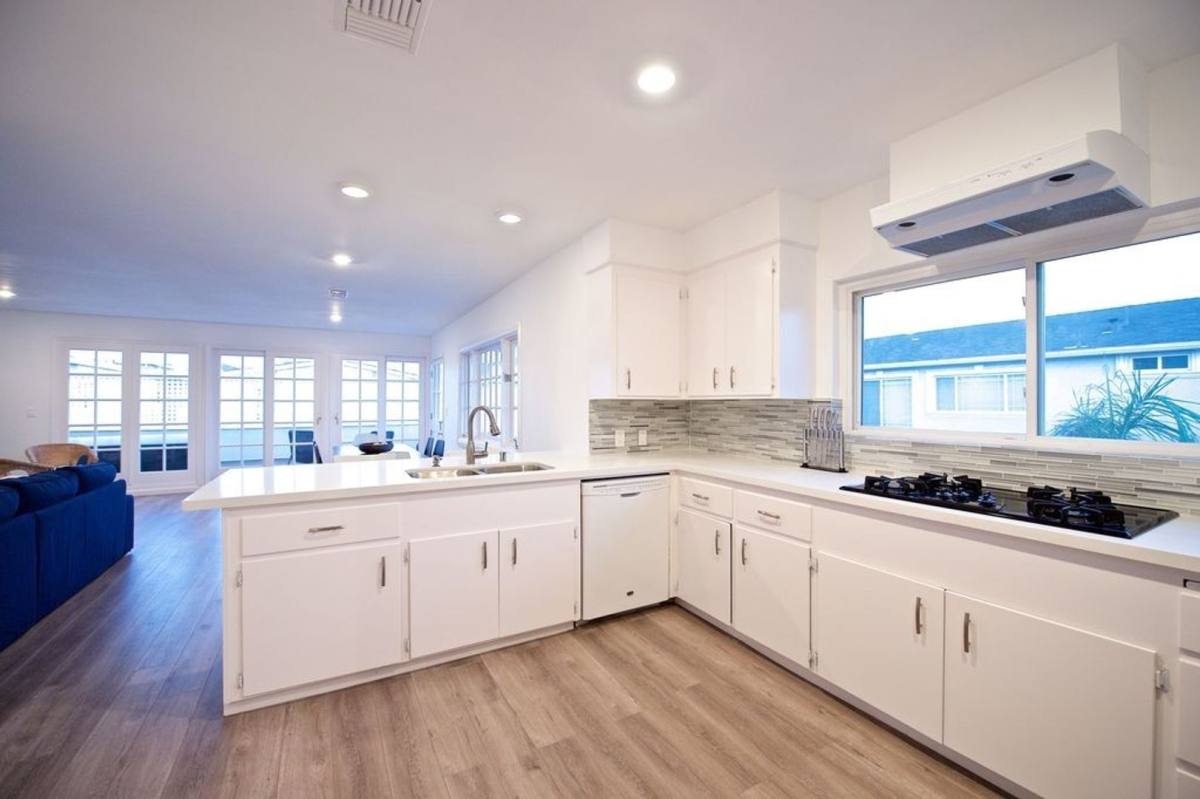 Apartment for rent at 5210 Neptune Ave, Newport Beach, CA 92663