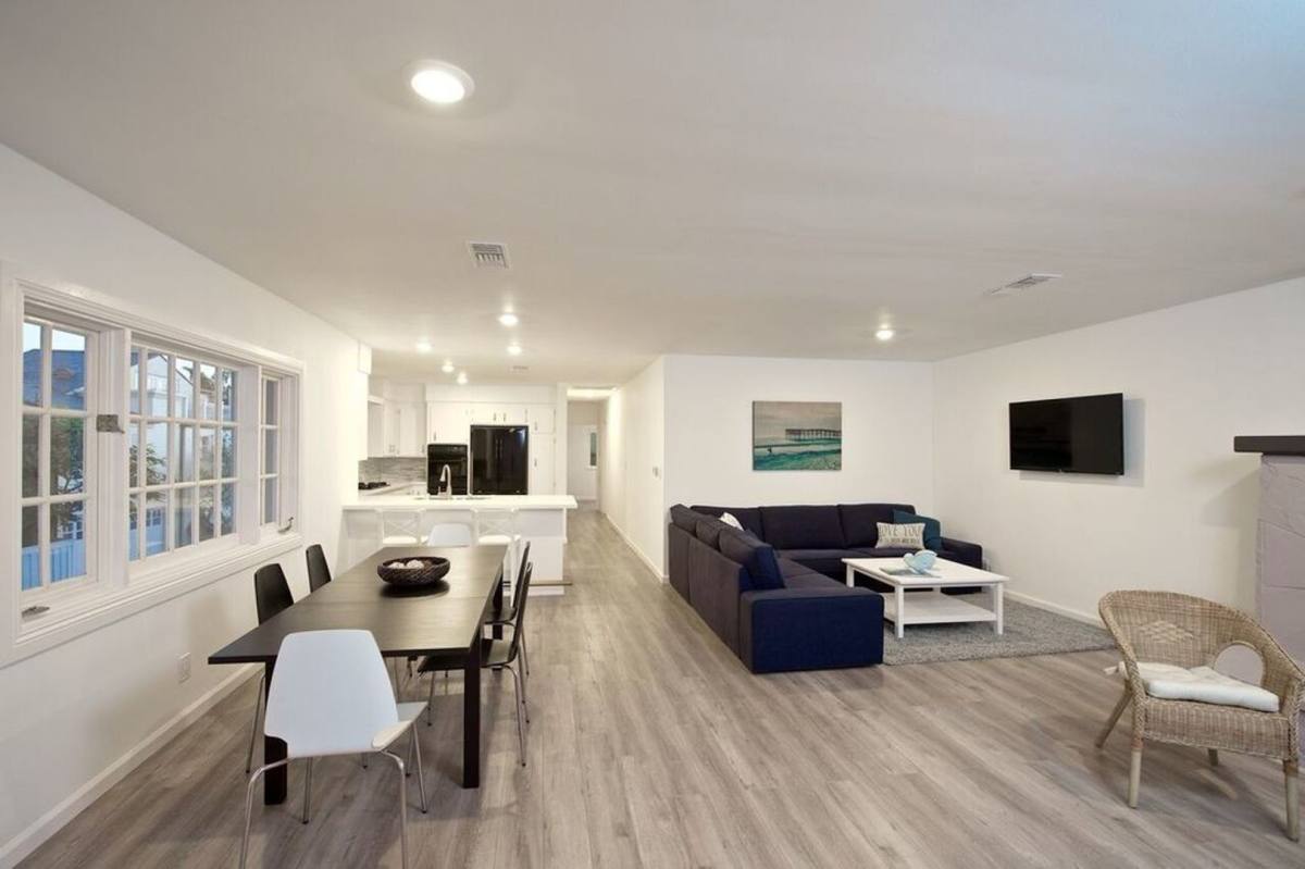 Apartment for rent at 5210 Neptune Ave, Newport Beach, CA 92663
