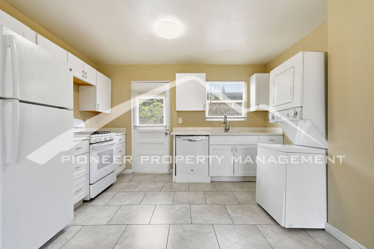 Townhouse for rent at 1416 Ironton St, Aurora, CO 80010