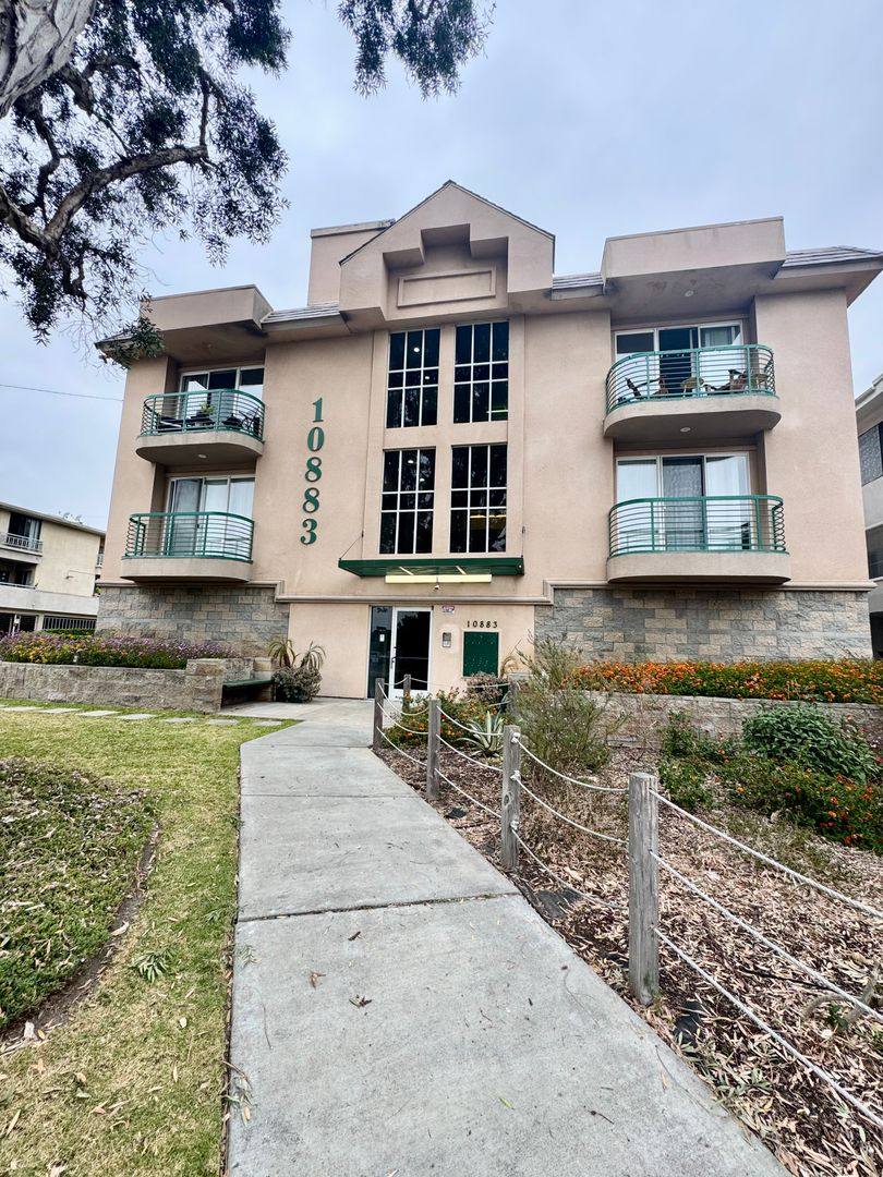 Apartment for rent at 10883 Rose Ave, Los Angeles, CA 90034