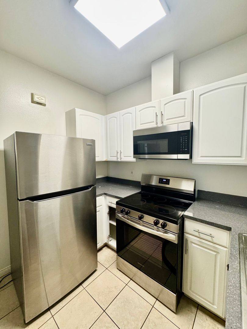 Apartment for rent at 10883 Rose Ave, Los Angeles, CA 90034