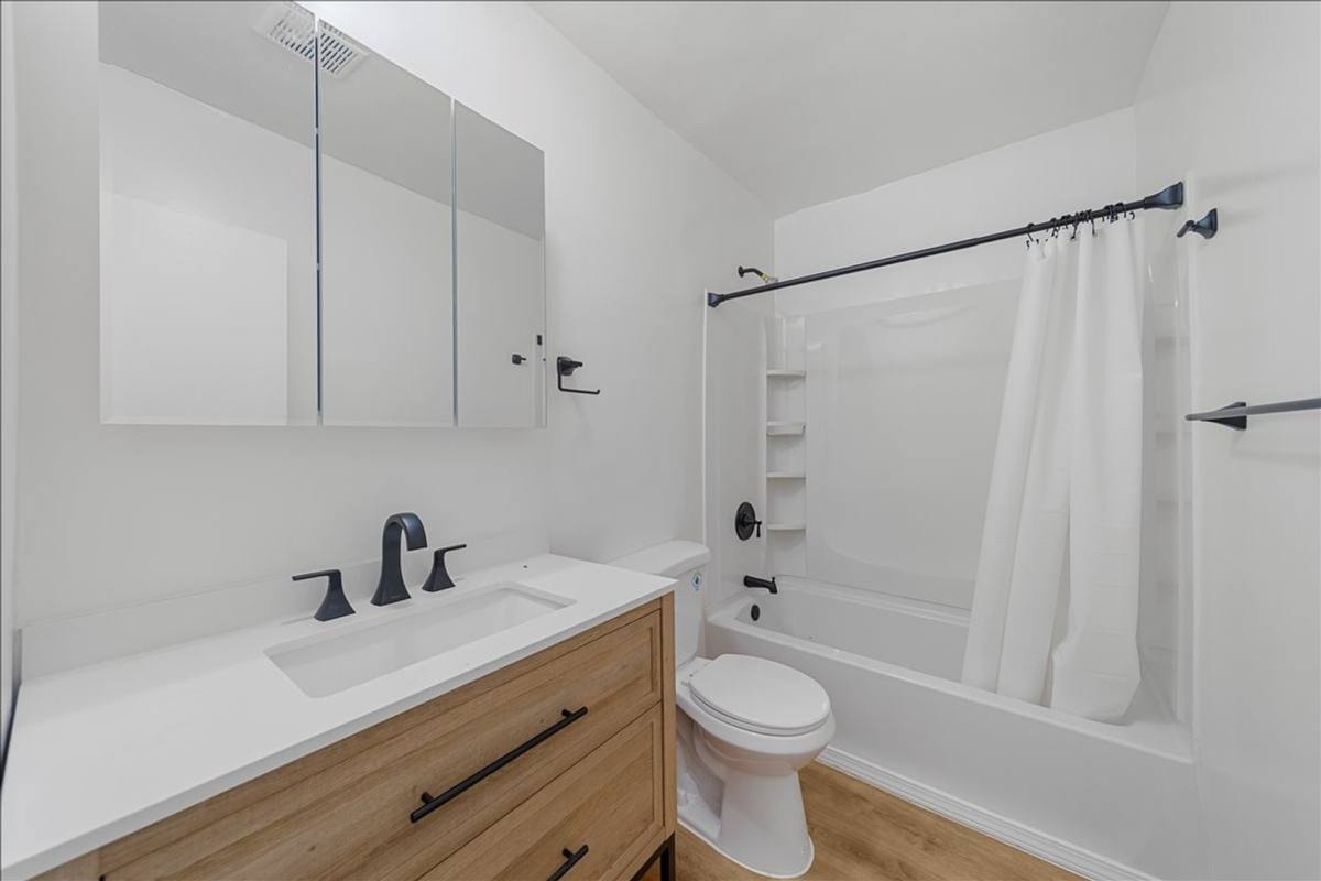 Apartment for rent at 1850 Gardenia Ave #5, Long Beach, CA 90806