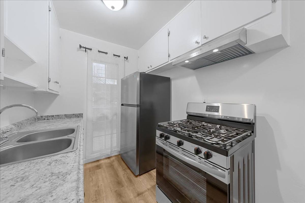 Apartment for rent at 1850 Gardenia Ave #5, Long Beach, CA 90806