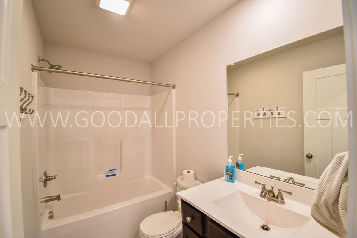 House for rent at 18203 Alpine Dr, Clive, IA 50325