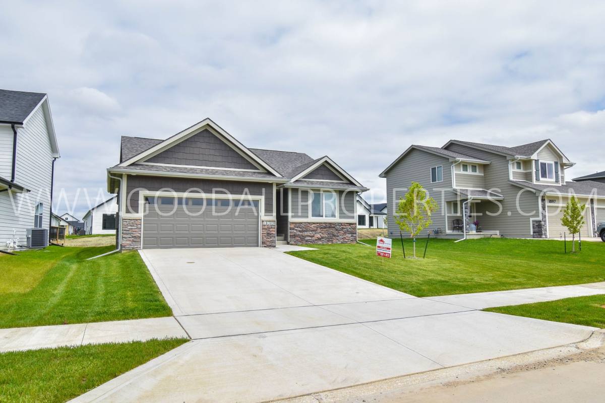 House for rent at 18203 Alpine Dr, Clive, IA 50325