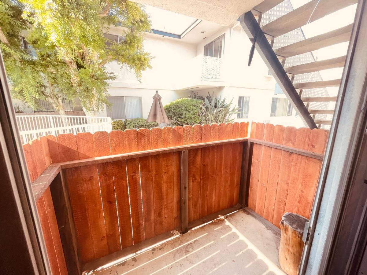 Apartment for rent at 4403 Mammoth Ave, Sherman Oaks, CA 91423