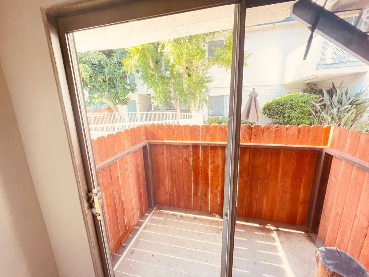 Apartment for rent at 4403 Mammoth Ave, Sherman Oaks, CA 91423