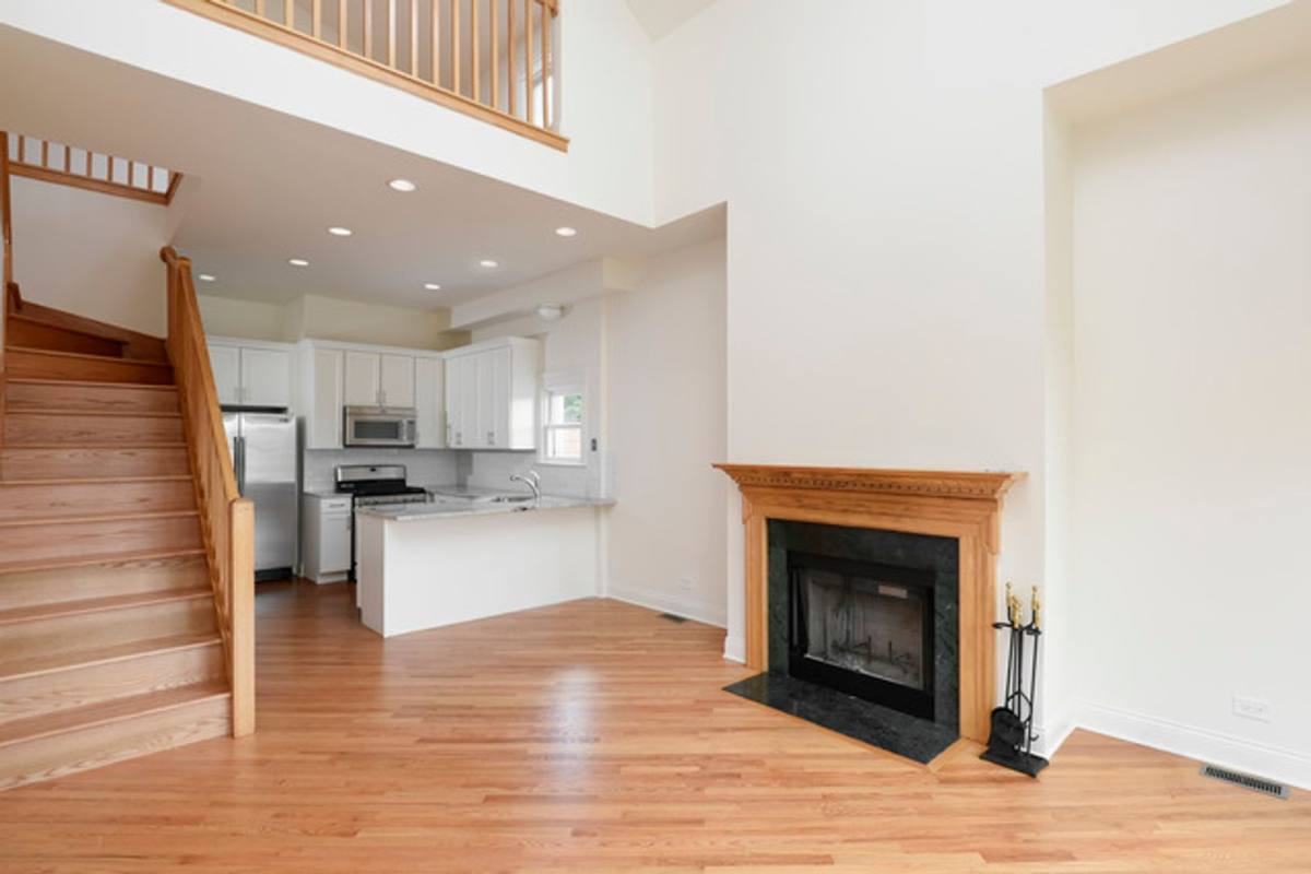 Apartment for rent at 1657 W Wrightwood Ave, Chicago, IL 60614